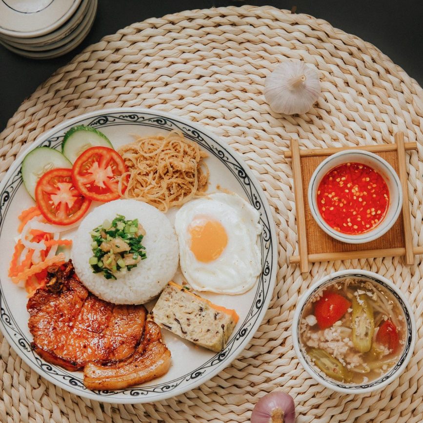quán cơm tấm có khách