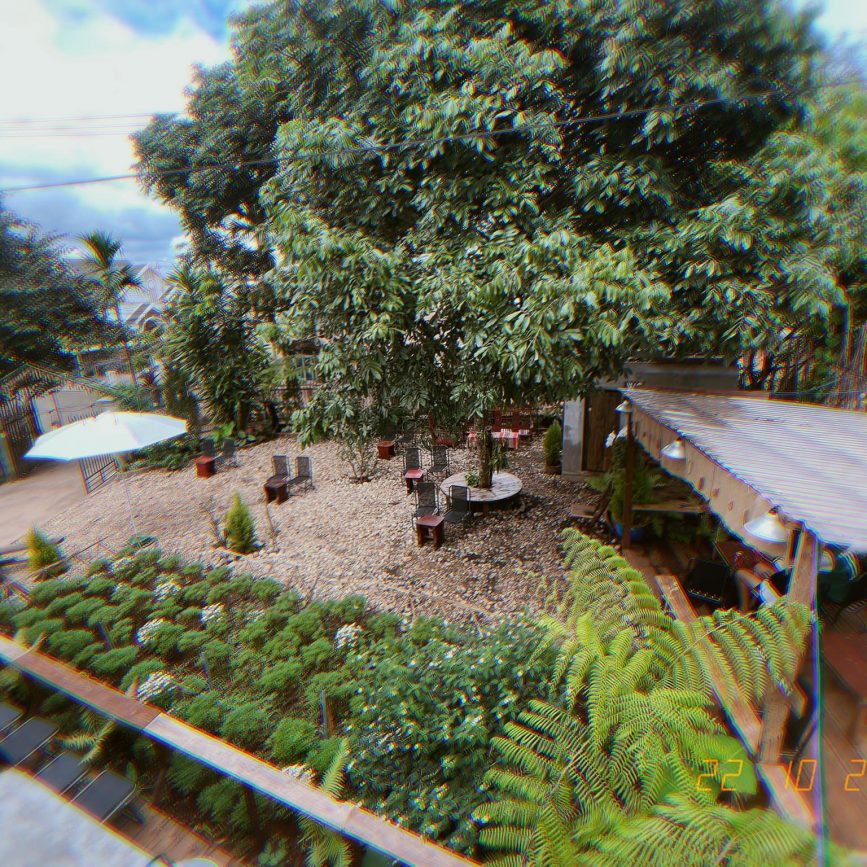 Tiệm Cà Phê Tháng Tư